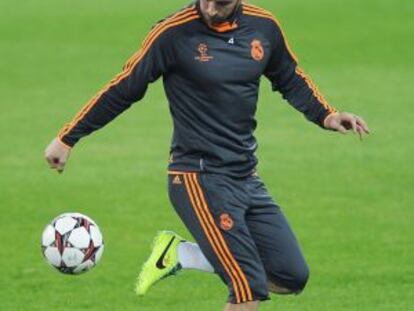 Sergio Ramos controla el balón durante el entrenamiento del equipo en Turín