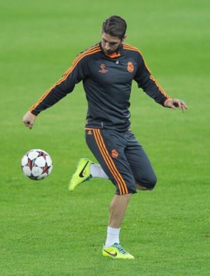 Sergio Ramos controla el balón durante el entrenamiento del equipo en Turín