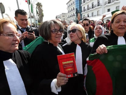 Una abogada muestra un ejemplar de la Constitución mientras participa junto a otros juristas en una protesta contra Buteflika, este jueves en Argel.