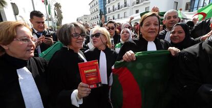 Una abogada muestra un ejemplar de la Constitución mientras participa junto a otros juristas en una protesta contra Buteflika, este jueves en Argel.