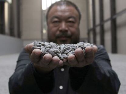 El artista Ai Weiwei, en la presentaci&oacute;n de su instalaci&oacute;n &#039;Pipas de girasol&#039;.