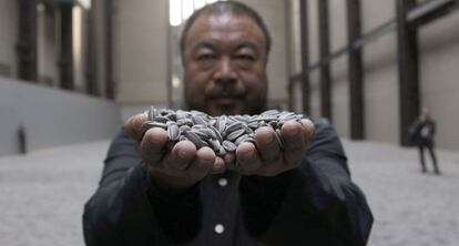 El artista Ai Weiwei, en la presentaci&oacute;n de su instalaci&oacute;n &#039;Pipas de girasol&#039;.