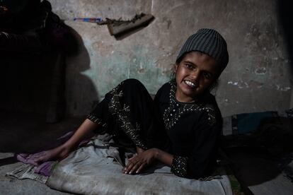 Razia, de 14 años, con su familia en casa, a las afueras de Kabul. La adolescente contrajo polio en los primeros meses de vida y depende de su familia para todo en el día a día.