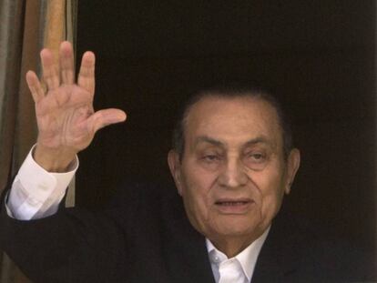 Mubarak saluda el pasado 25 de abril desde su habitaci&oacute;n en el hospital militar de El Cairo.