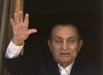 Mubarak saluda el pasado 25 de abril desde su habitaci&oacute;n en el hospital militar de El Cairo.