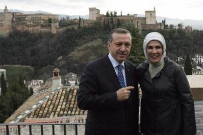 Erdogan y su esposa, Emine, visitan La Alhambra en enero de 2008.