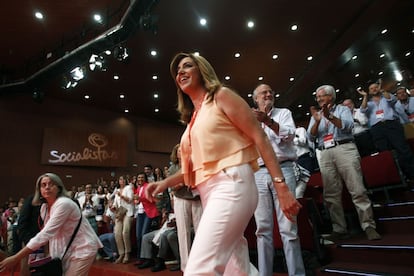 Susana Díez aplaudida por los militantes del partido asistentes al congreso.