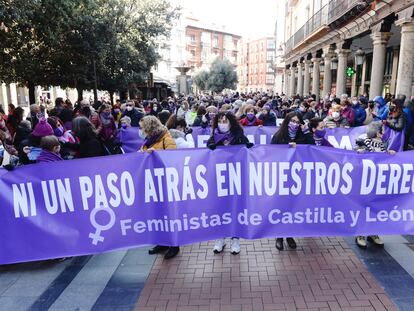 Cabecera de la manifestación convocada para el 2 de abril por el Movimiento Feminista en Castilla y León en Valladolid con el lema "Ni un paso atrás en nuestros derechos", especialmente en lo referente a la violencia de género.
