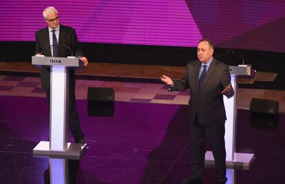 Alex Salmond, primer ministro de Escocia, y Alistair Darling (i), presidente de Better Together, en una imagen tomada en el segundo debate que mantuvieron en Glasgow ante el referéndum para decidir la independencia de Escocia en septiembre de 2014.