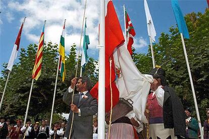 El presidente de Cantabria, Miguel Ángel Revilla, iza la bandera regional en los actos del Día de la Comunidad.