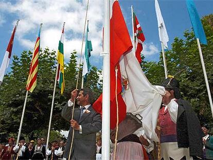El presidente de Cantabria, Miguel Ángel Revilla, iza la bandera regional en los actos del Día de la Comunidad.