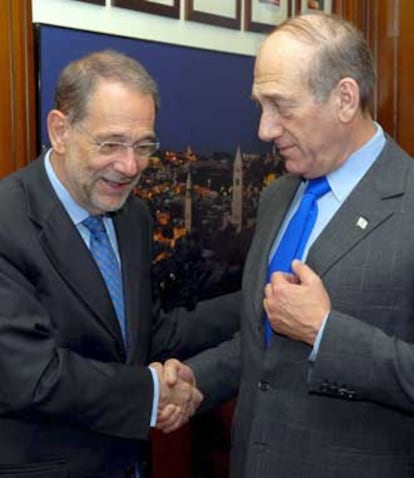 El primer ministro israelí Ehud Olmert (d) saluda a Javier Solana, el alto representante de la Política Exterior y de Seguridad de la UE, ayer en Jerusalem.