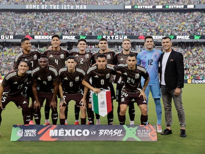Los jugadores de la selección mexicana posan antes del partido contra Brasil, el 8 de junio en Texas.