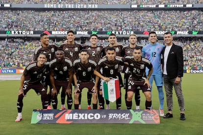 Los jugadores de la selección mexicana posan antes del partido contra Brasil, el 8 de junio en Texas.