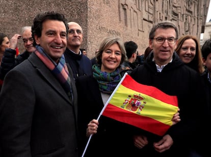 El presidente del de la Xunta de Galicia, Alberto Núñez Feijóo (derecha) y la exministra del PP Isabel García Tejerina, en la concentración de la plaza de Colón, en Madrid.