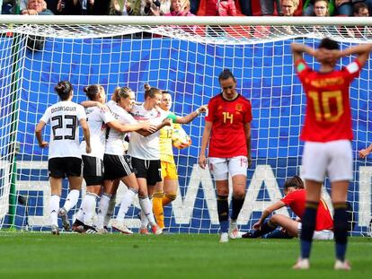 Las jugadoras alemanas celebran su gol ante España