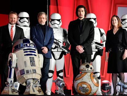 Los actores estadounidenses y miembros del reparto Mark Hamill (segundo por la izquierda) y Adam Driver (segundo por la derecha), el director de cine estadounidense Rian Johnson (izquierda) y la productora de cine estadounidense Kathleen Kennedy (derecha) posan para los medios gráficos.