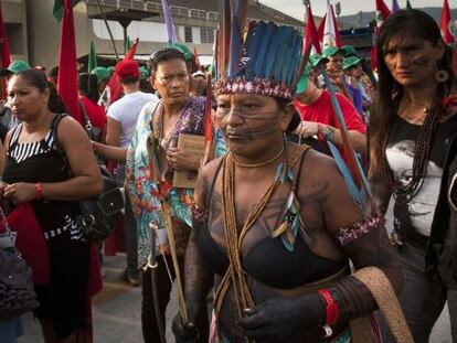 Mujeres indígenas en la marcha convocada por la Cumbre de los Pueblos en Río de Janeiro. 