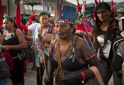 Mujeres indígenas en la marcha convocada por la Cumbre de los Pueblos en Río de Janeiro.