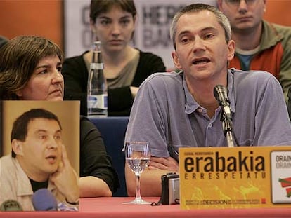 Joseba Permach y Marije Fullaondo, durante la rueda de prensa.