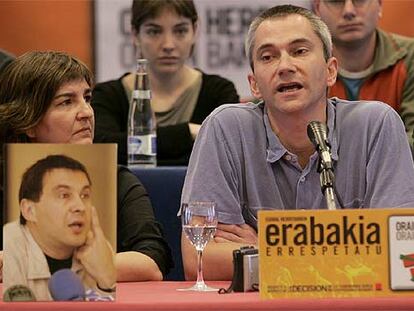 Joseba Permach y Marije Fullaondo, durante la rueda de prensa.