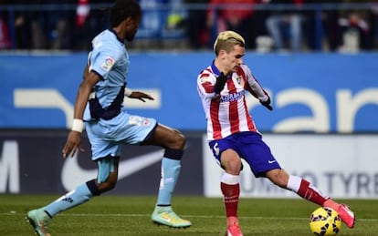 Griezmann conduce ante Ba, en el duelo contra el Rayo.