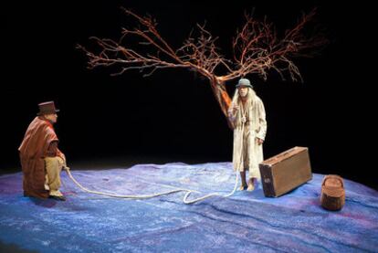 Escena de <i>Esperando a Godot, de</i> Samuel Beckett, dirigida por Joan Ollé en el festival Grec.