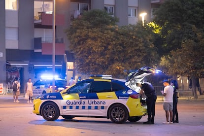 Control policial de la Guardia Urbana en la playa de la Barceloneta, en la madrugada de hoy.
