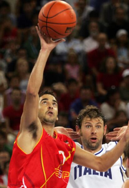 Juan Carlos Navarro, en el partido que España jugó frente a Italia en los JJ OO de Atenas 2004.