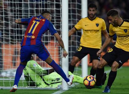 Neymar (izquierda) del Barcelona intenta meter gol.