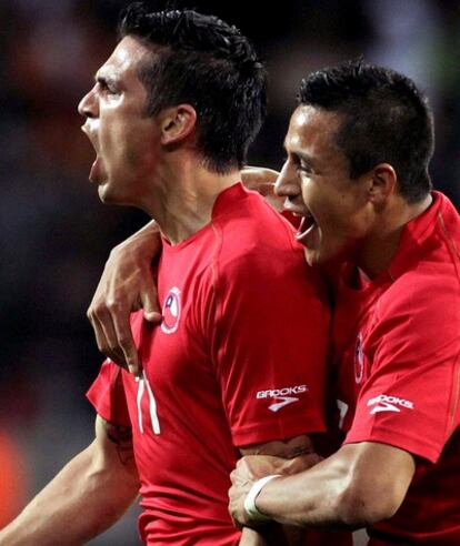 Mark González (izquierda) celebra su gol ante Suiza.