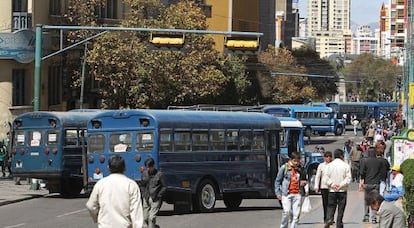 Autobuses urbanos bloquean una avenida de La Paz.