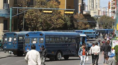 Autobuses urbanos bloquean una avenida de La Paz.