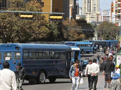 Autobuses urbanos bloquean una avenida de La Paz.