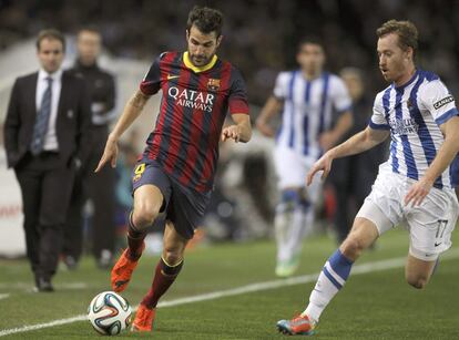 Cesc conduce el balón en la banda ante Zurutuza.