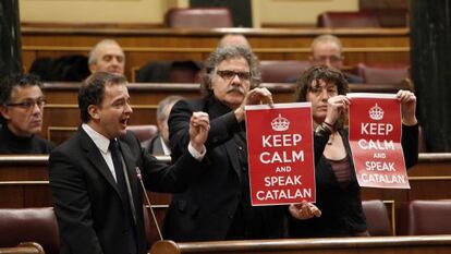 Catalan Republican Left lawmaker Alfred Bosch (l) flanked by members of his party in Congress on Wednesday.