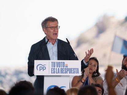 El presidente del PP, Alberto Núñez Feijóo, interviene en un mitin en Santa Cruz de Tenerife, este lunes.