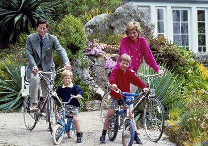 El príncipe Carlos y la princesa Diana pasean en bicicleta junto a sus hijos, Guillermo y Enrique, en la isla de Tresco, el 1 de junio de 1989.