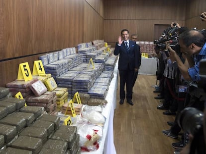El director de la Brigada Central de Investigaciones Judiciales (BCIJ), Abdelhak Jiam, presenta la mayor cantidad de cocaína hallada en el país, el miércoles en Rabat,