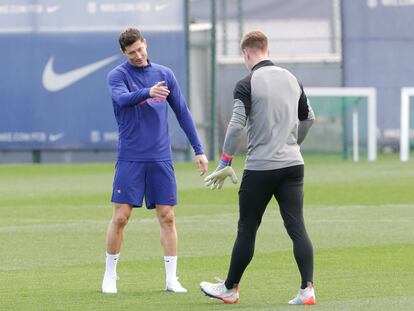 Lewandowskiy Ter Stegen durante un entrenamiento previo al partido de Liga entre el Barcelona y el Athletic, en Barcelona este sábado.