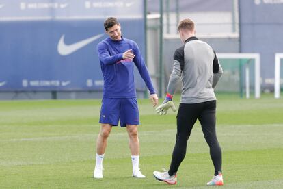 Lewandowskiy Ter Stegen durante un entrenamiento previo al partido de Liga entre el Barcelona y el Athletic, en Barcelona este sábado.