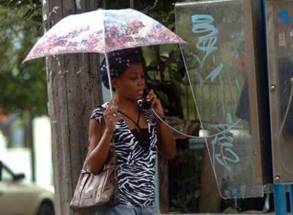 Una joven cubana conversa por teléfono en La Habana. Se espera que el huracán 'Paloma' llegue mañana a la isla