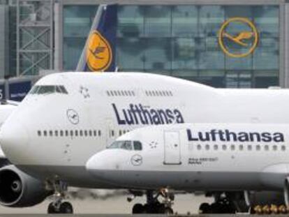 Fotografía que muestra varios aviones de Lufthansa en el aeropuerto de Frankfurt. EFE/Archivo