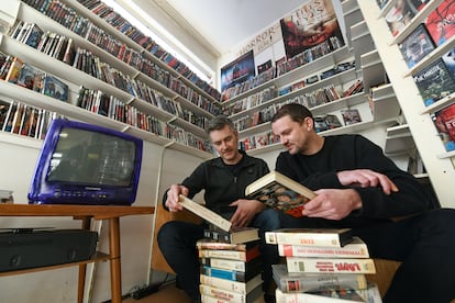 Ralf Stadler y Christoph Langguth, responsables de Randfilm, la asociación que en 2017 salvó el primer videoclub conocido en el mundo, creado en Kassel (Alemania) en 1975.