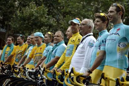 Vinokúrov (con gorra azul) y Nibali (con maillot amarillo) posan en París junto a otros corredores y técnicos del Astana tras ganar el Tour.