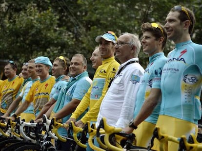 Vinokúrov (con gorra azul) y Nibali (con maillot amarillo) posan en París junto a otros corredores y técnicos del Astana tras ganar el Tour.