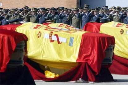 Funeral por los militares fallecidos en el accidente del Yak-42 celebrado en la base aérea de Torrejón.