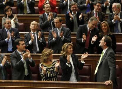 Diputados del PP y María Dolores de Cospedal aplauden a Rajoy tras su intervención en el debate de Presupuestos.