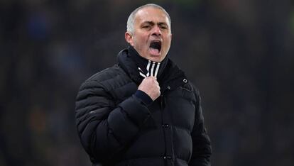 Mourinho, durante un partido del United ante el Hull.