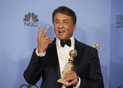 "Le quiero dar las gracias a mi amigo Rocky Balboa por ser el mejor amigo que he tenido nunca". Sylvester Stallone posa con su premio a mejor actor de reparto en 'Creed'.